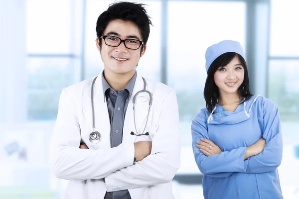 Vertrouwen jonge medisch team 1 — Stockfoto