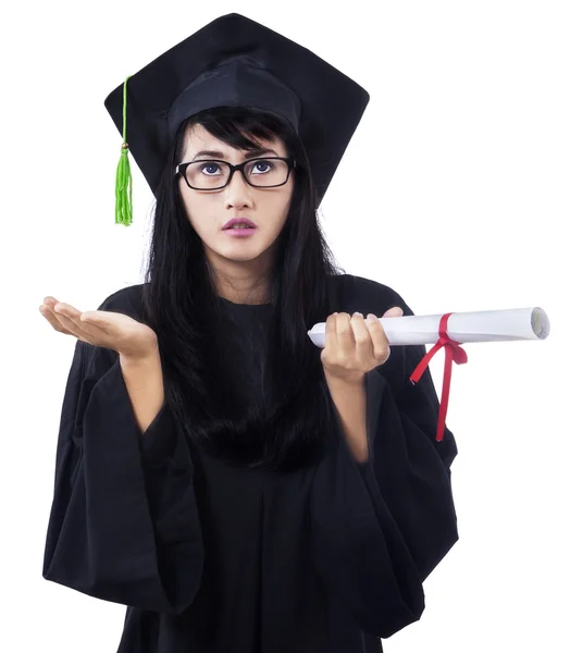 Confuso jovem do sexo feminino em vestido de graduação — Fotografia de Stock