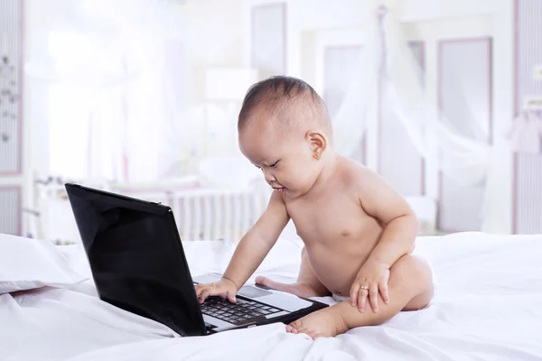 Curiosità bambino che gioca computer portatile — Foto Stock