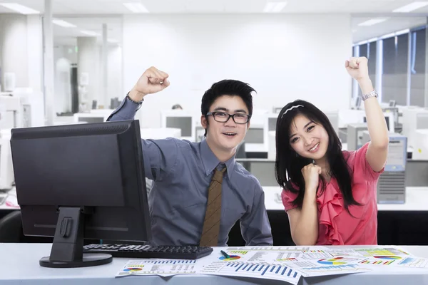 Happy business team uttrycka framgång — Stockfoto