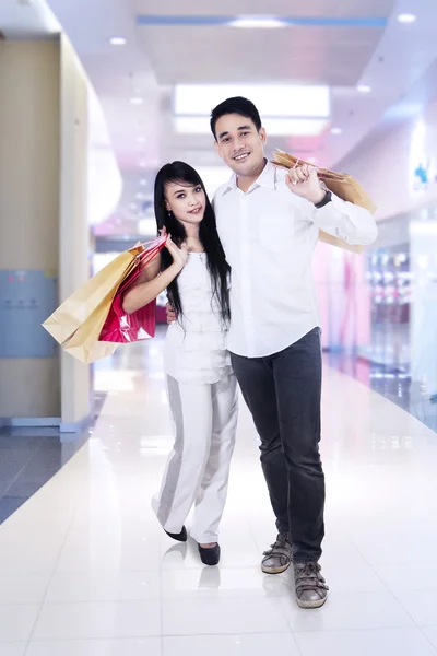 Happy Couple With Shopping Bags — Stock Photo, Image