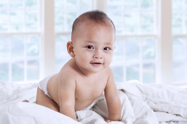 Lächelndes Baby blickt in die Kamera — Stockfoto