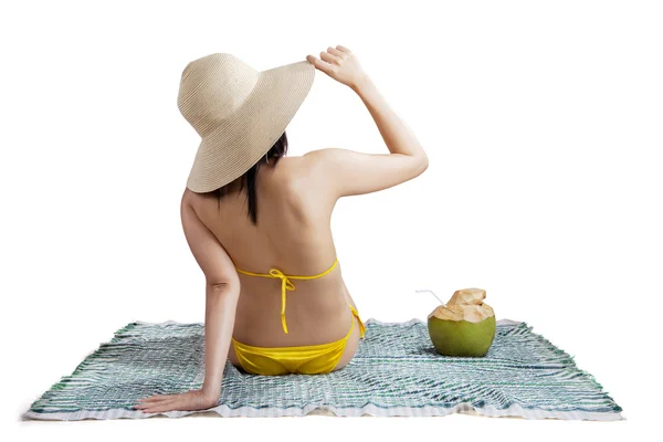 Vrouw in bikini zittend op mat geïsoleerd — Stockfoto