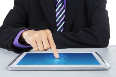 Dijital tablet ekran dokunaklı işadamı
