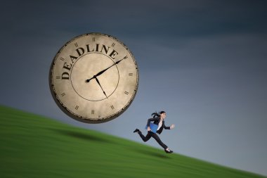 büyük son tarih saati ile çalışan iş kadını