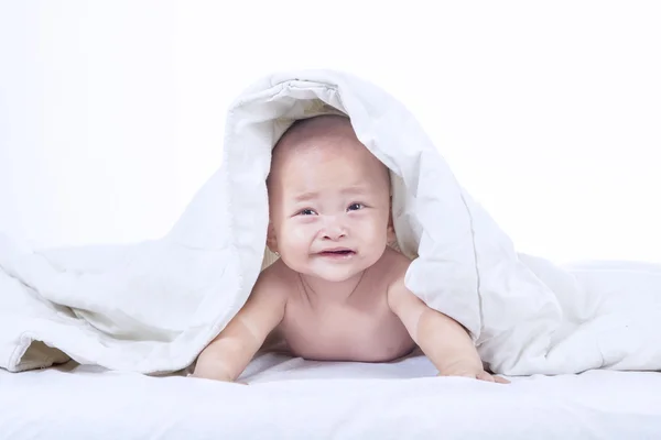 Babyjongen huilen onder deken — Stockfoto
