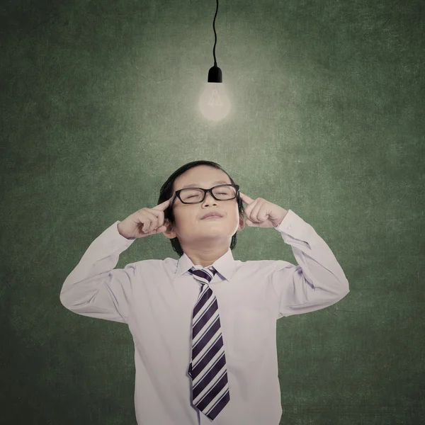 Närbild business kid under tänd lampa — Stockfoto