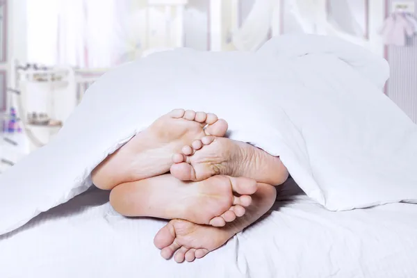 Close-up van paar voeten knuffelen — Stockfoto