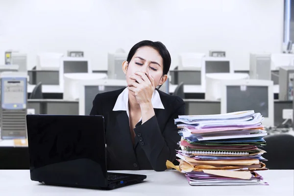 Mulher de negócios exausta bocejando no escritório — Fotografia de Stock