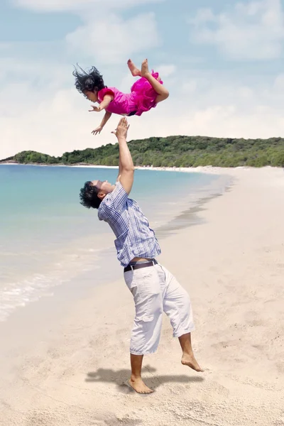 Chica voladora y papá en la playa — Foto de Stock