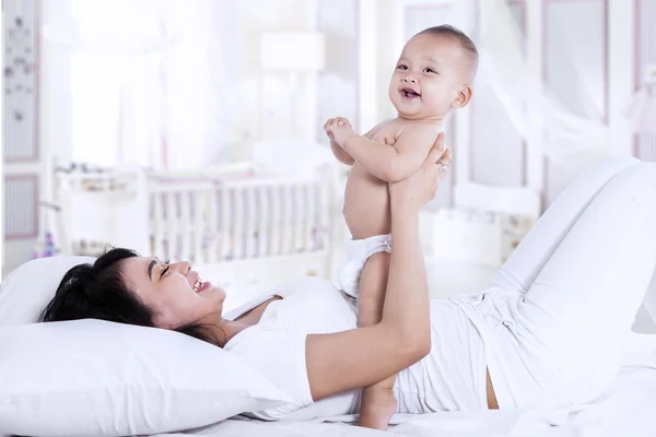 Familia feliz en el dormitorio — Foto de Stock