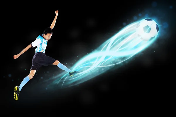 Soccer player kicking the ball 1 — Stock Photo, Image