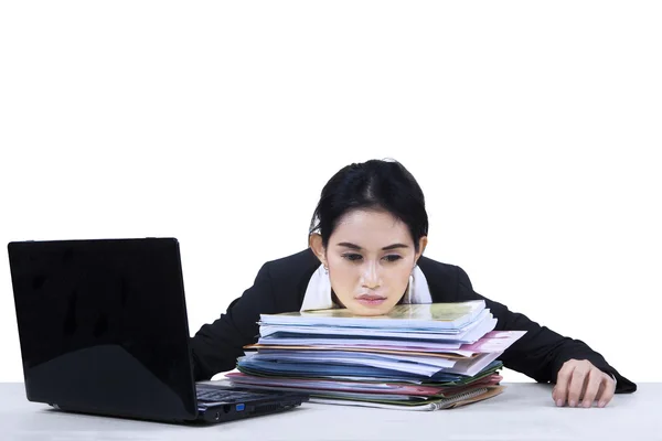 Müde Geschäftsfrau im Büro isoliert — Stockfoto