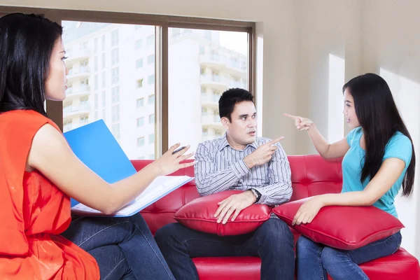 Jovem casal consulta conversando com psicólogo 1 — Fotografia de Stock