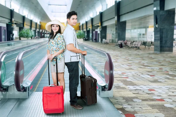 Asiatischer Tourist auf Rolltreppe — Stockfoto