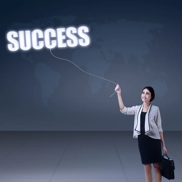 Affärskvinna hålla ordet framgång — Stockfoto