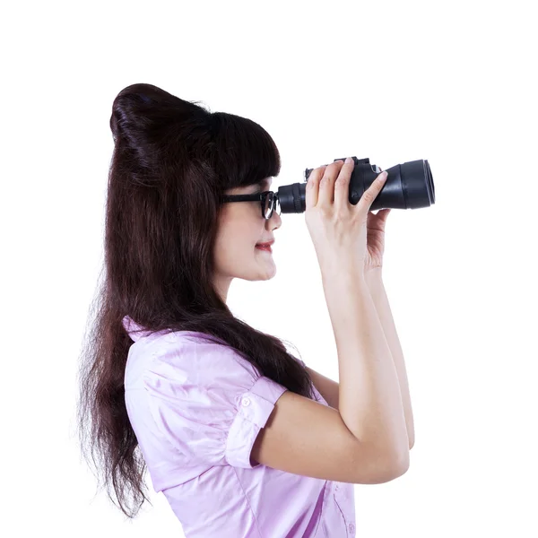 Zakenvrouw met een verrekijker geïsoleerd — Stockfoto