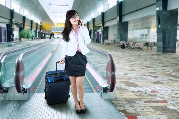 Busy businesswoman on escalator — Stock Photo, Image