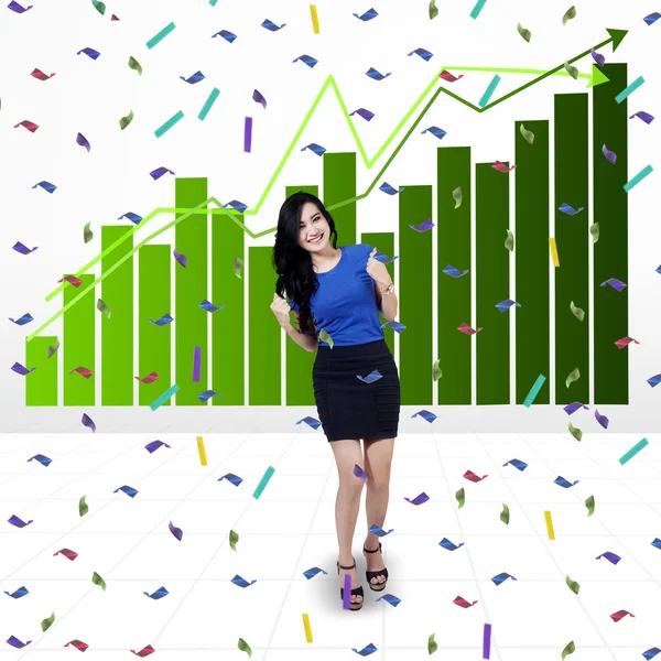 Opgewonden zakenvrouw met grafiek — Stockfoto