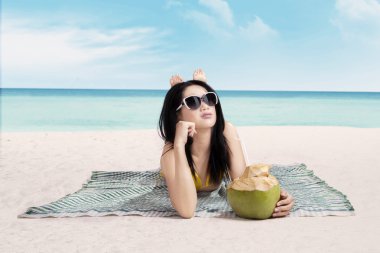 çekici bir kadın yaz plaj keyfi