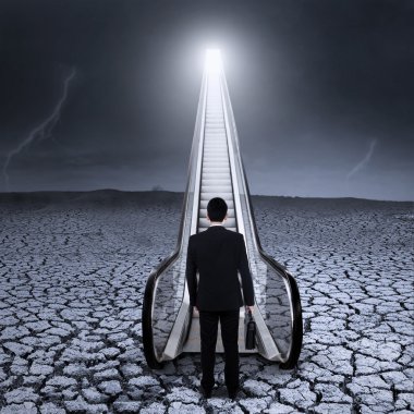 kurutulmuş karada yürüyen beklemedeyiz iş adamı