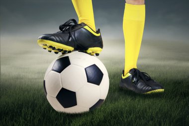 ayak oyuncu ile bir futbol topu 1