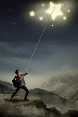 Genç öğrenci yıldız iple çekiyor