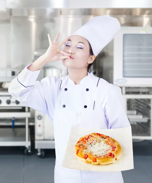 Chef asiatique et délicieuse pizza en cuisine — Photo