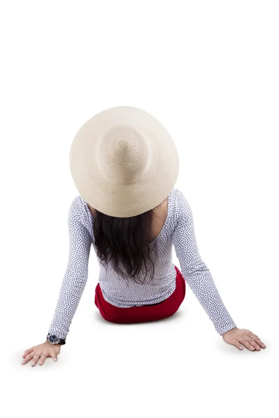 Hinterseite einer jungen Frau, die auf dem Boden sitzt — Stockfoto
