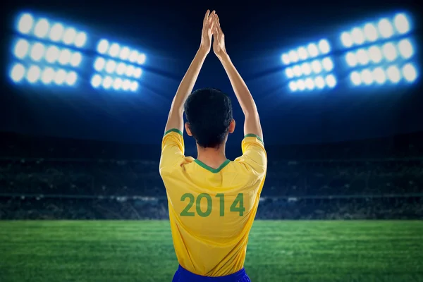 Brazylijski fanów klaskanie ręce w dziedzinie — Zdjęcie stockowe