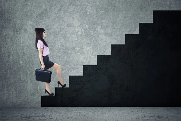 Geschäftsfrau steigt eine Treppe hinauf — Stockfoto