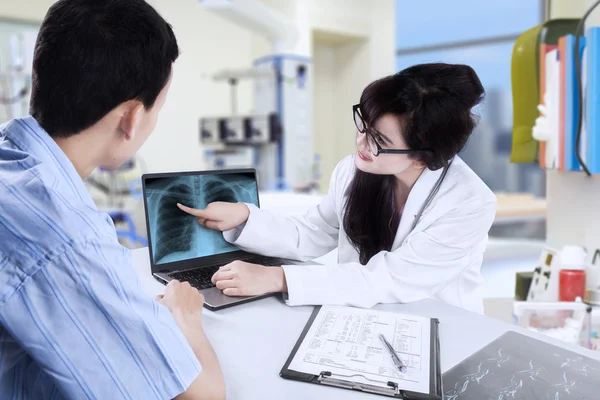 Doctor with male patient — Stock Photo, Image