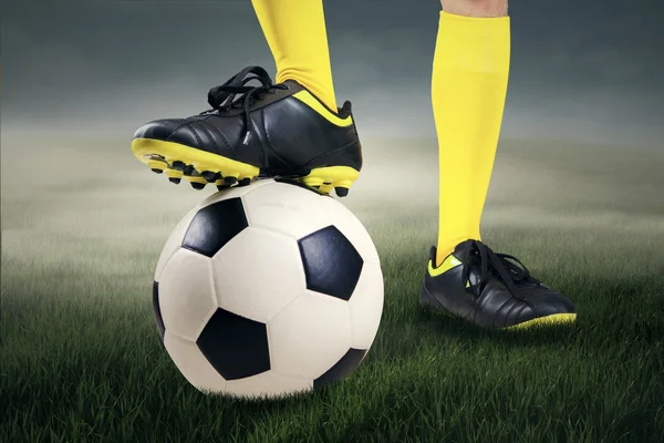 Fötter-spelare med en fotboll 1 — Stockfoto