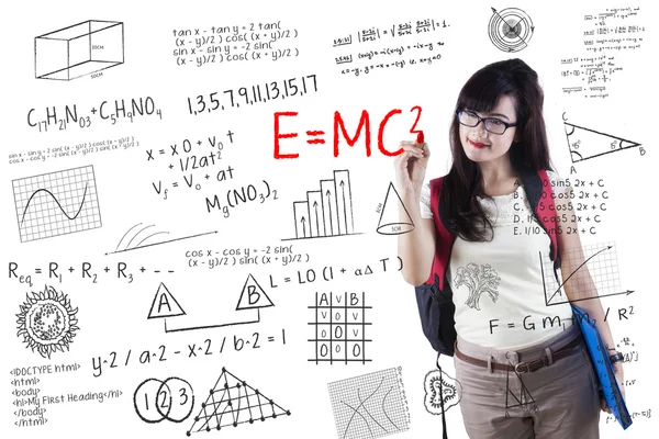 Vrouwelijke student schrijft formule — Stockfoto
