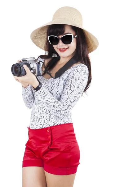 Tourist holding dslr camera — Stock Photo, Image