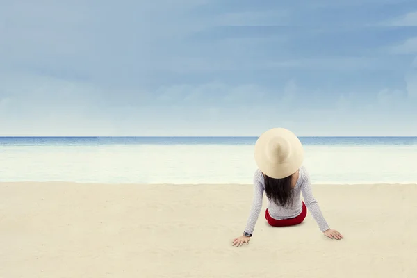 Femme en vacances profitant de l'heure d'été — Photo