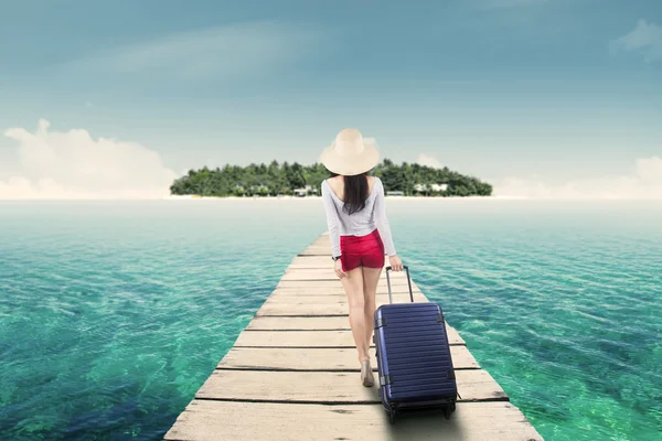 Young woman walking toward island — Stock Photo, Image