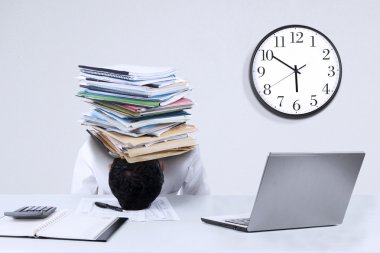 kafasında belgelerle overworked işadamı
