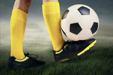 필드에 제어 축구공을 발