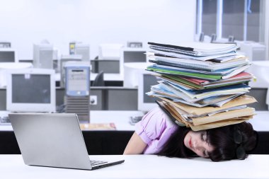 belgelerle overworked iş kadını