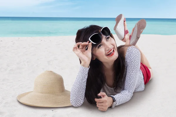 Bella ragazza asiatica sdraiata sulla spiaggia — Foto Stock