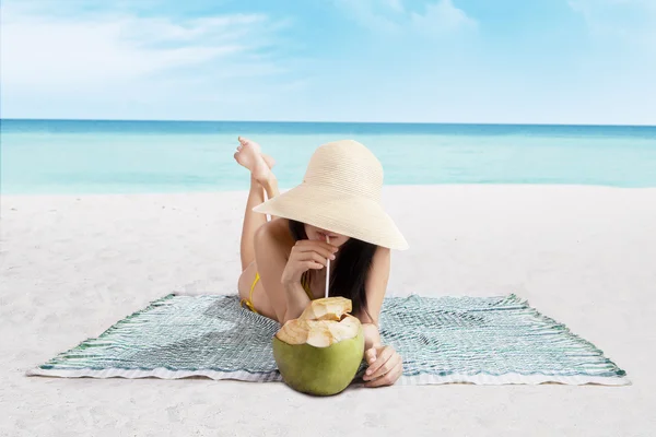 Mooie vrouw drinkt een kokosnoot water — Stockfoto