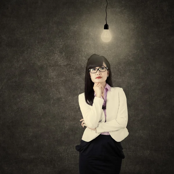 Mujer de negocios piensa solución 1 — Foto de Stock