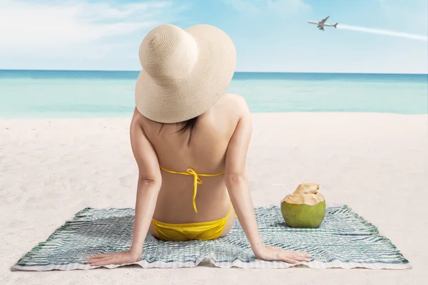 Ragazza sexy sulla spiaggia guardando aeroplano — Foto Stock