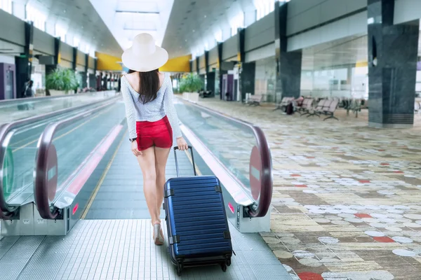 Jovem com uma mala no aeroporto — Fotografia de Stock