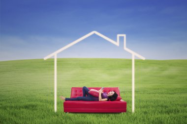 Asyalı kadın rüya evinde açık Touchpad kullanarak