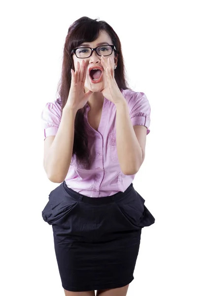 Asiatique femme d'affaires crier avec ses mains — Photo