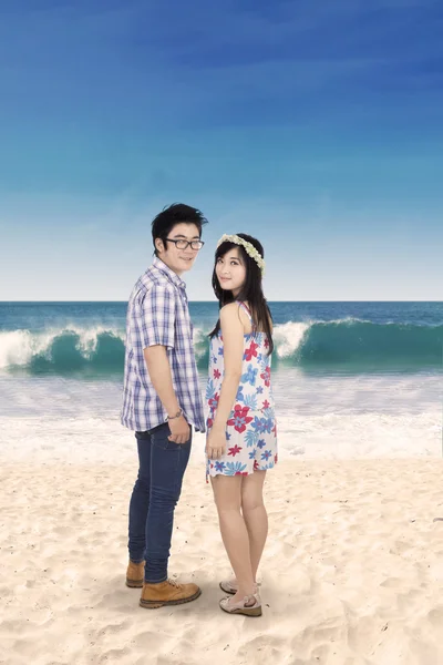 Atraktivní pár na pláži — Stock fotografie