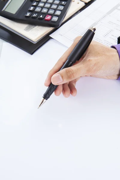 Empresário usando caneta para apontar espaço de cópia — Fotografia de Stock