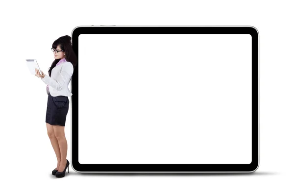 Zakenvrouw digitale Tablet PC met copyspace — Stockfoto